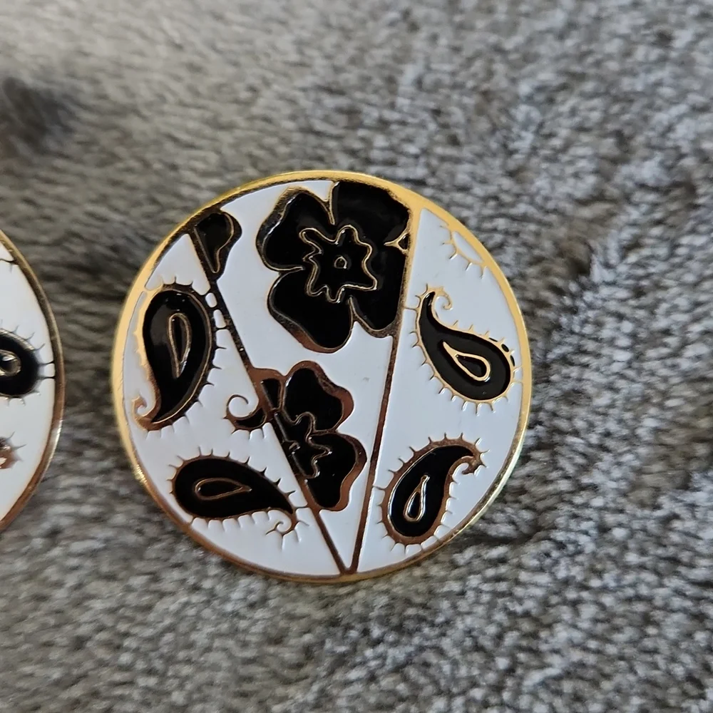 Cloisonne, Woman's, Earrings, White Background, Blk Flowers, Gold Tone Outline - Picture 2 of 4